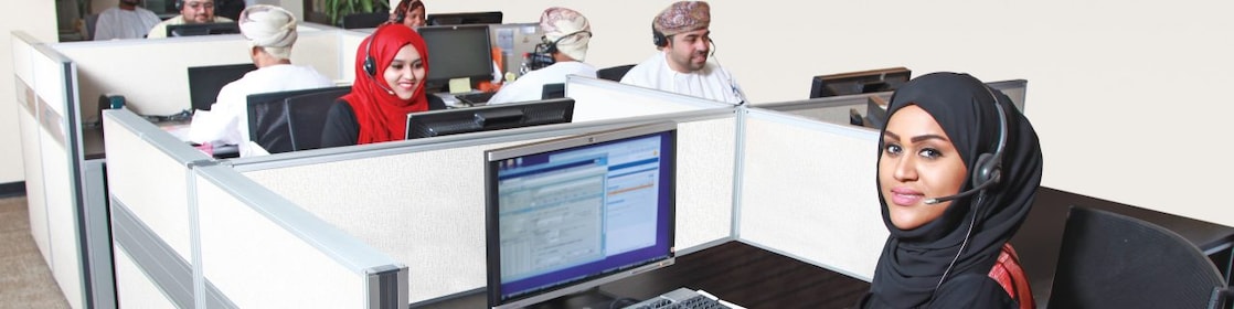 موظفون يستخدمون أجهزة كمبيوتر في مكتب