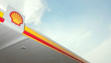 موظفو شل خلال تناول الغداء