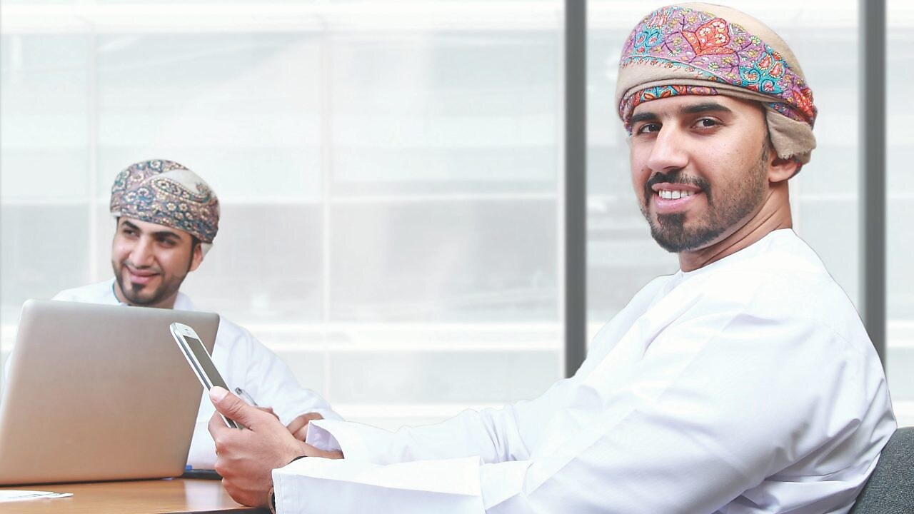 شاب عماني على الحاسب