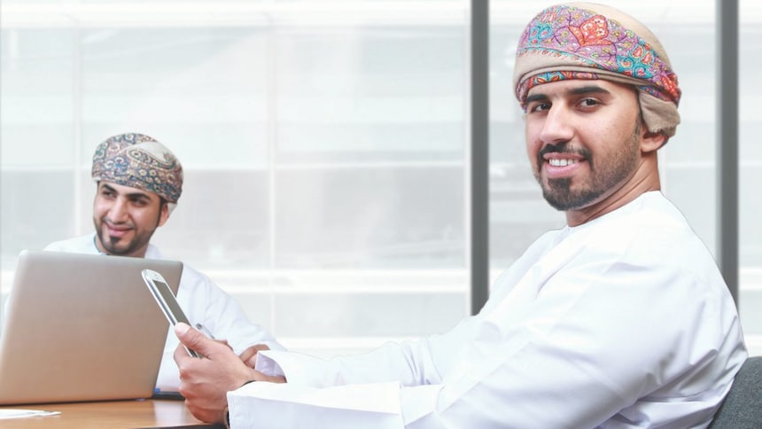 شاب عماني على الحاسب