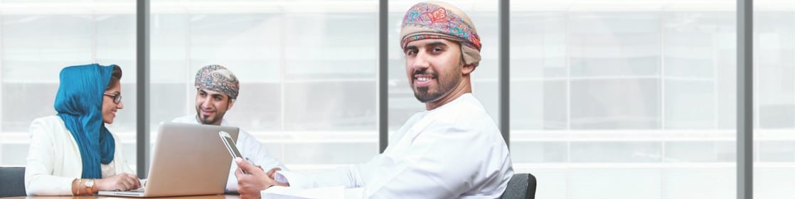 شاب عماني على الحاسب