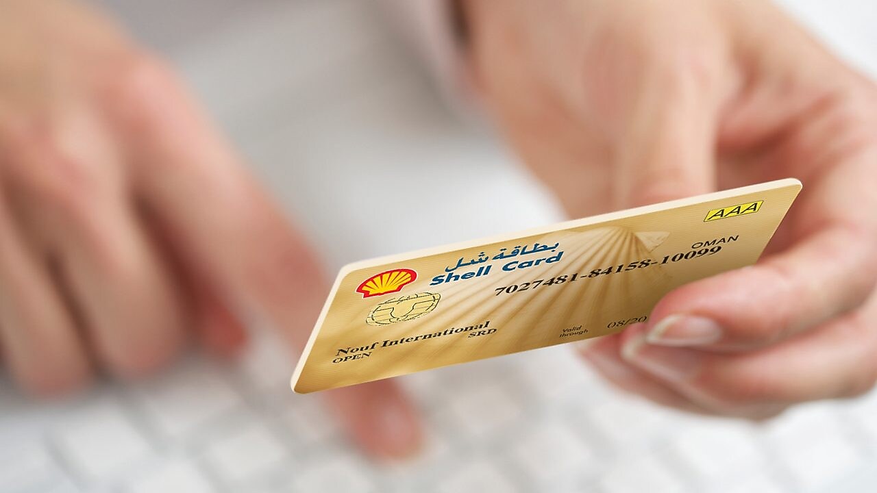 Person holding a Shell card