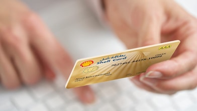 Person holding a Shell card