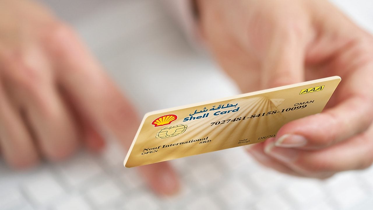 Person holding a Shell card