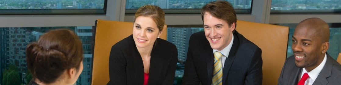 موظفون في اجتماع 