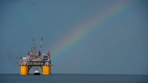 منصة Mars B في خليج المكسيك على خلفية قوس قزح