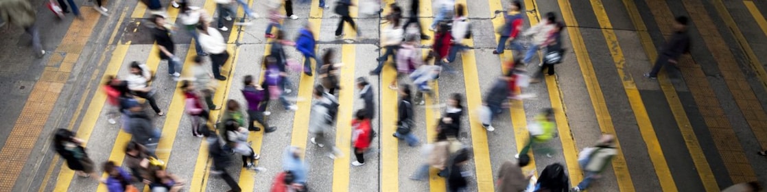 أشخاص يعبرون شارعا مزدحما في هونج كونج