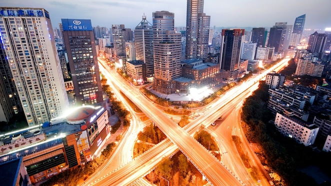 أبراج وسط المدينة الشاهقة مضاءة وقت الشفق