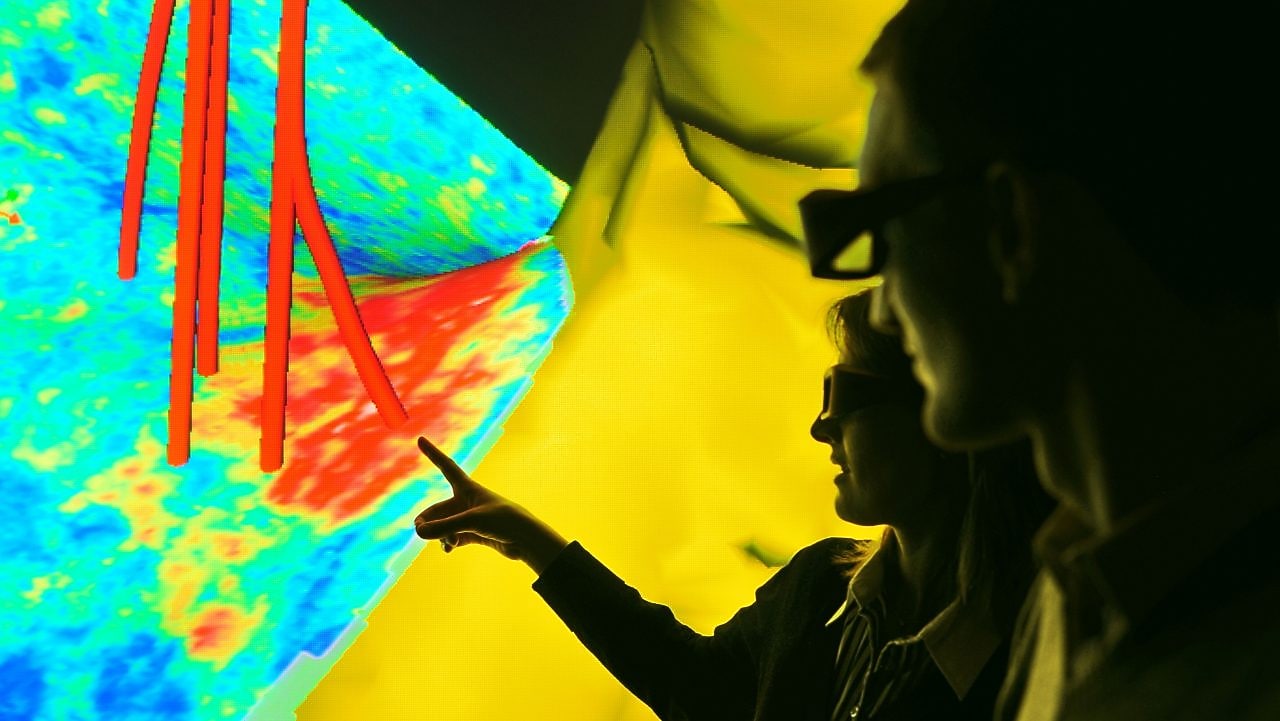 صورة زلزالية تظهر مسارات الآبار وتبين كيفية دمج مصادر مختلفة من البيانات الموجودة تحت سطح الأرض