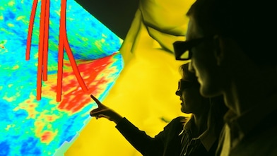 صورة زلزالية تظهر مسارات الآبار وتبين كيفية دمج مصادر مختلفة من البيانات الموجودة تحت سطح الأرض