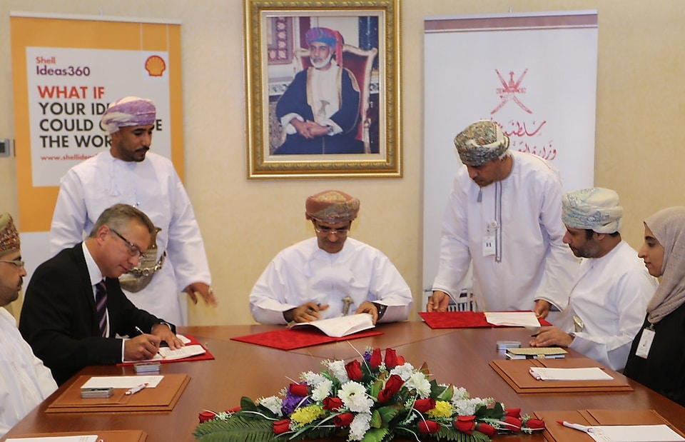  ministry of Oman & shell signing agreement