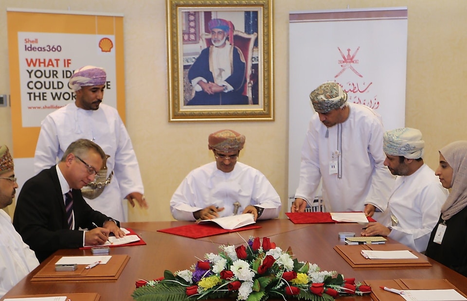 ministry of Oman & shell signing agreement