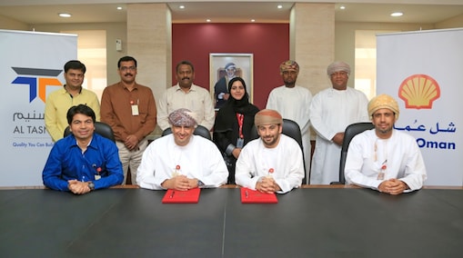 شركة شل العُمانية و مجموعة التسنيم عند توقيع الاتفاقية