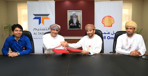 محمد الكندي و ديرين كيمجي عند توقيع الاتفاقية