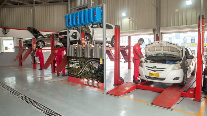 Shell technician repairing the car