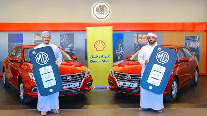 الفائزين بسيارتي  MG5 في حملة “عبئ واربح"