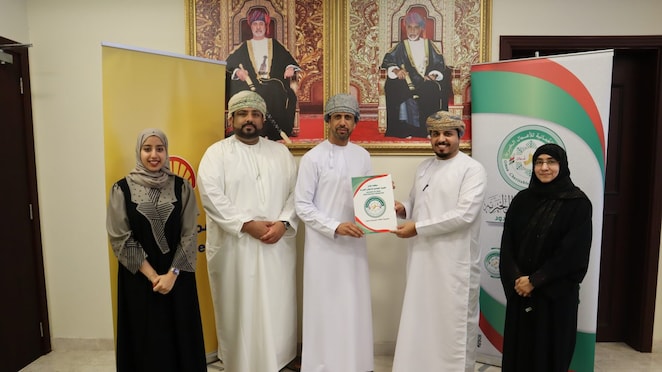 فريق شركة شل العمانية للتسويق مع فريق الهيئة العمانية للأعمال الخيرية