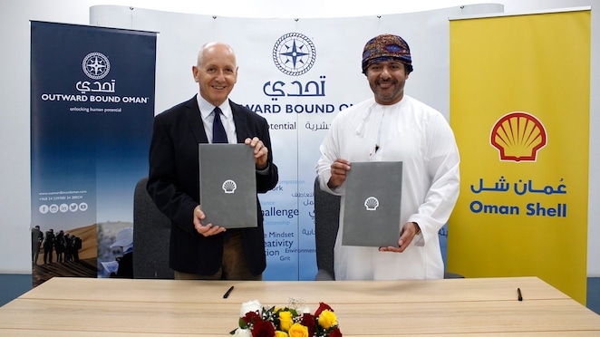 الدكتور محمد بن محمود البلوشي الرئيس التنفيذي لشل العمانية يوقع مذكرة تفاهم مع الفاضل مارك إيفانز، الرئيس التنفيذي في أوتورد باوند