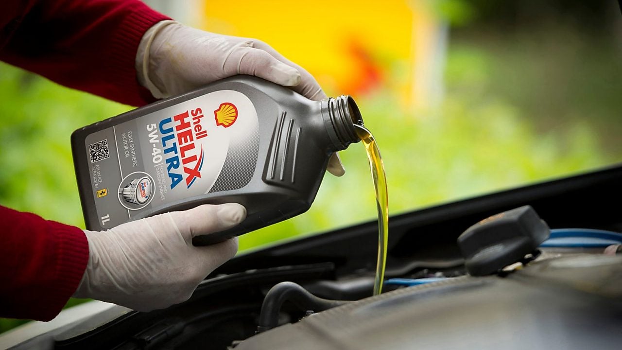 رجل في سترة شل الأصفر وشل حزمة اللولب النار  