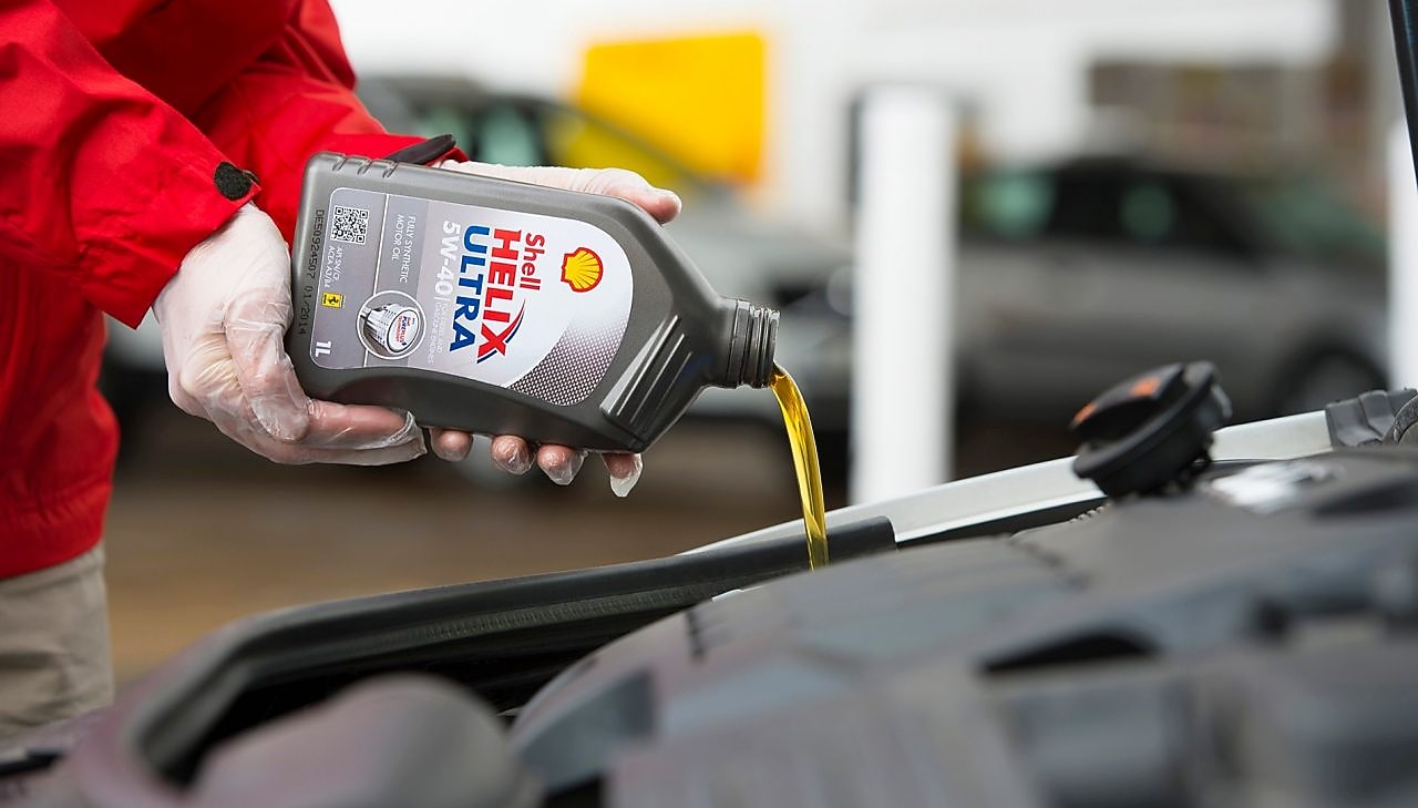 رجل في سترة شل الأصفر وشل حزمة اللولب النار