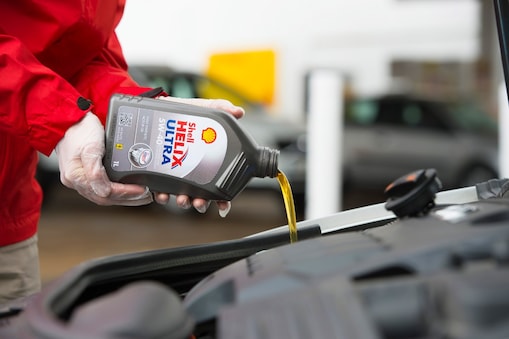 رجل في سترة شل الأصفر وشل حزمة اللولب النار  