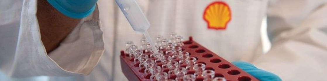 عالم يجري اختبارا داخل مختبر لمواد التشحيم