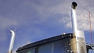 سقف شاحنة وجزؤها العلوي يظهر أنابيب العادم