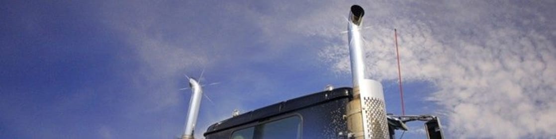 سقف شاحنة وجزؤها العلوي يظهر أنابيب العادم