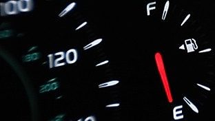 شاشة لوحة عدادات في سيارة تبين أن الوقود منخفض