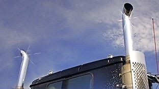 سقف شاحنة وجزؤها العلوي يظهر أنابيب العادم