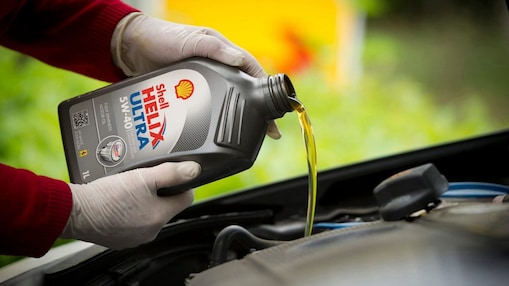 رجل في سترة شل الأصفر وشل حزمة اللولب النار