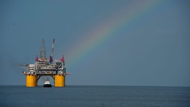 منصة Mars B في خليج المكسيك على خلفية قوس قزح