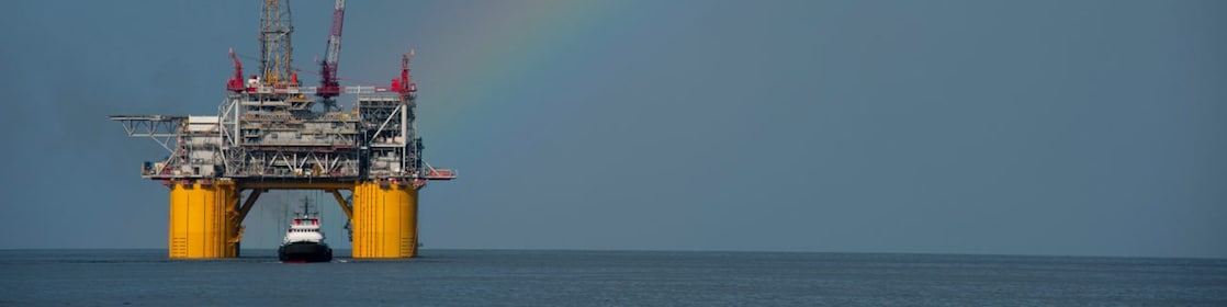 منصة Mars B في خليج المكسيك على خلفية قوس قزح