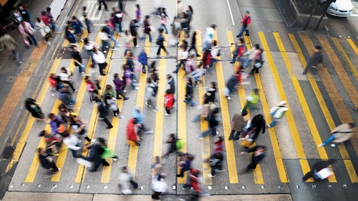 أشخاص يعبرون شارعا مزدحما في هونج كونج