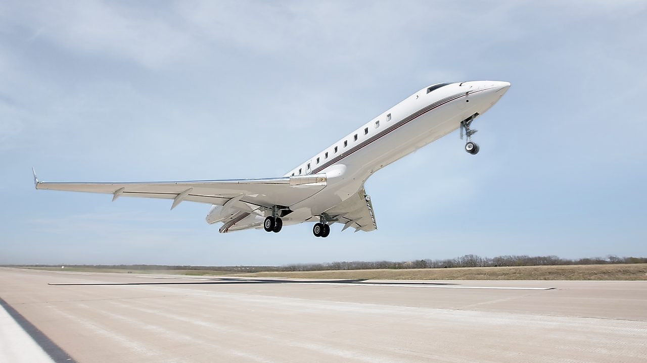 straaljager die opstijgt vanaf een vliegveld