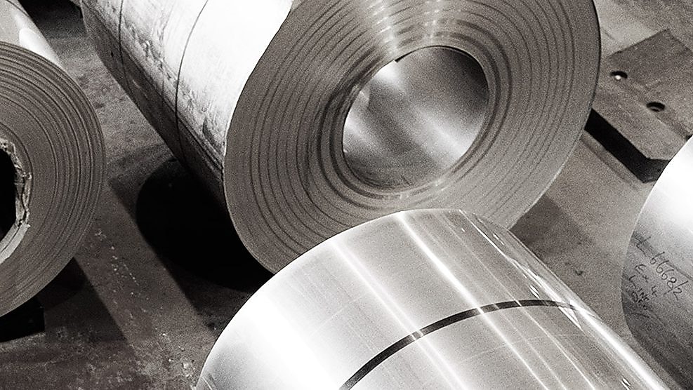 twee werknemers in een staalfabriek