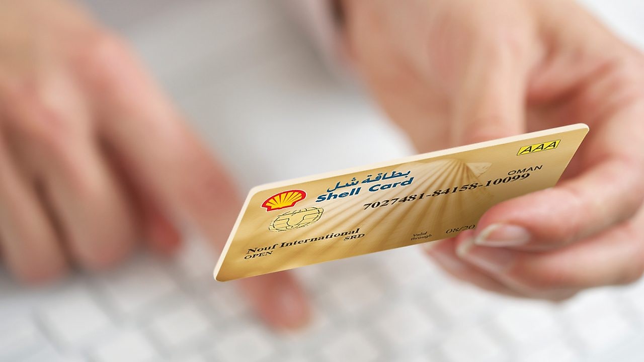 Person holding a Shell card