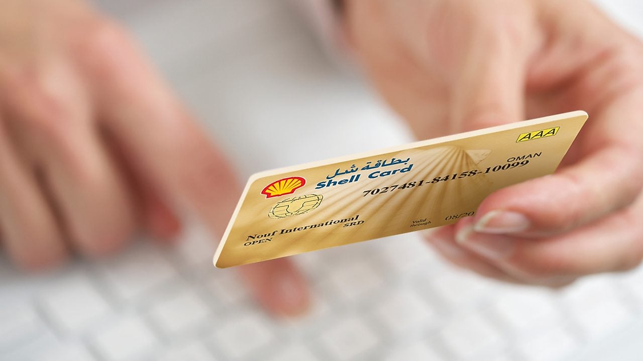 Person holding a Shell card