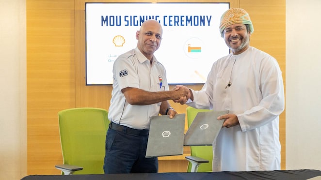 Dr. Mohammed Al Bulushi, Chief Executive Office of Shell Oman Marketing Company signing an MoU with Mr. Suleiman Al Rawahi, General Manager of Oman Automobile Association.