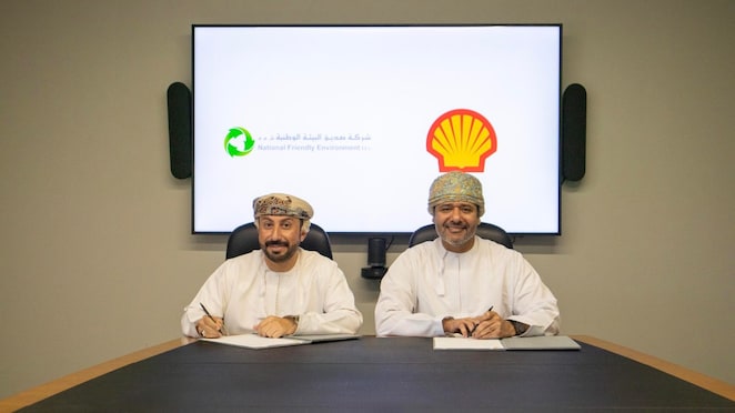 Dr. Mohammed Al Bulushi, Chief Executive Office of Shell Oman Marketing Company signing an MoU with Mohammed Al-Shuaili, Managing Director at NFE