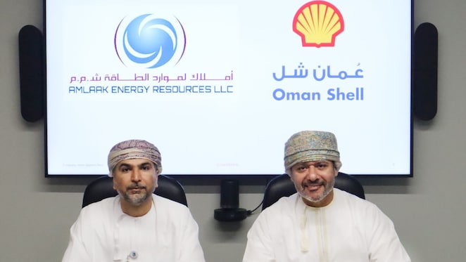 Dr. Mohammed Al Bulushi, CEO of Shell Oman Marketing Company signing an MoU with Mr. Aaref Al Jaafri, MD of Amlaak Energy Resources